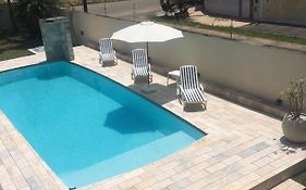 Itanhaém Maravilhosa, Bilhar, Sky, WiFi, Piscina e churrasqueira grande, Gramado, Casa linda de alto padrão a 600m praia